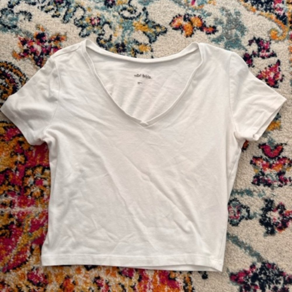 White cropped V-neck tshirt